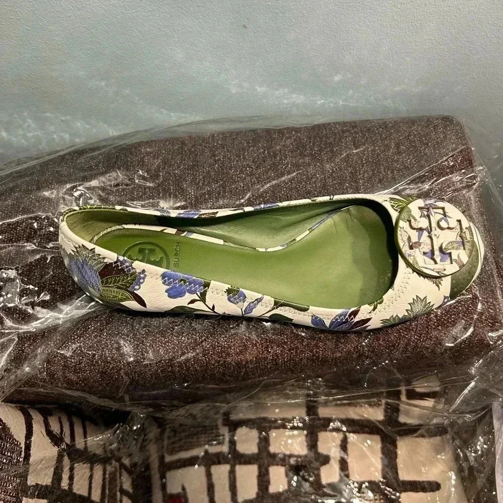 Tory Burch logo flats, new size 8